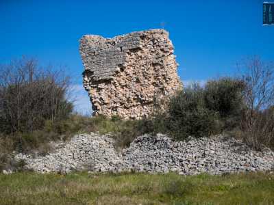 Su un ammasso di pietre poste in forma quadrangolare, si erge infatti una parete alta 7 metri e larga 2 sulla cui sommit� sono presenti dei blocchi di pietra squadrati posti su pietra grezza